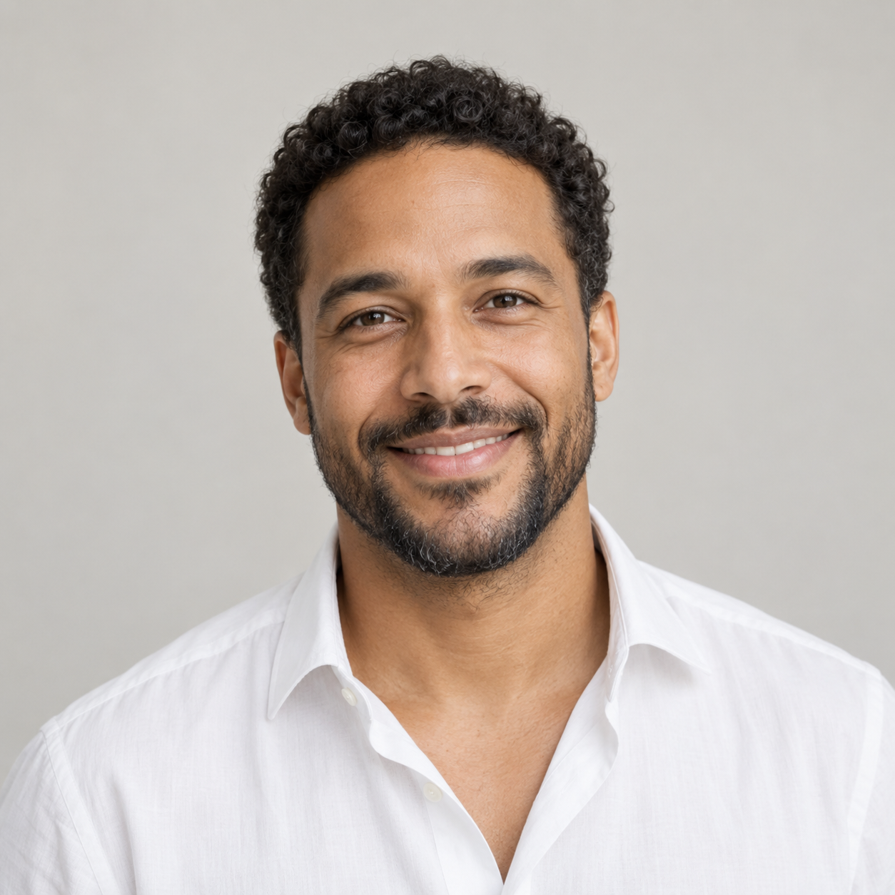 portrait studio d’un homme souriant